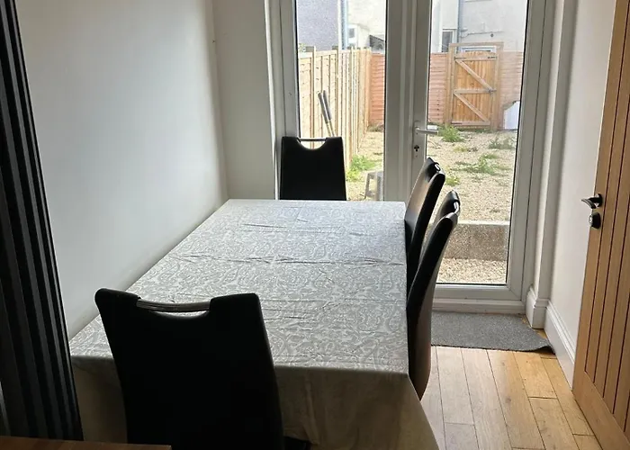 Small In Horfield 3 * ブリストル