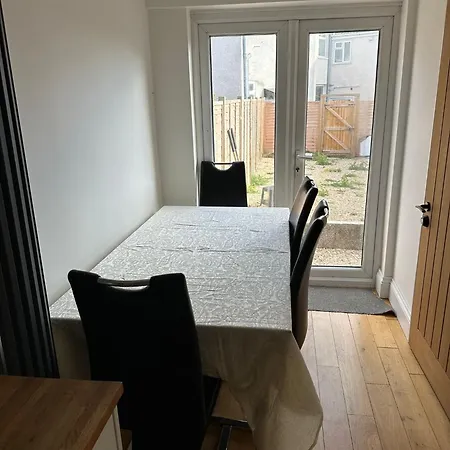 Small In Horfield 3 * 布里斯托